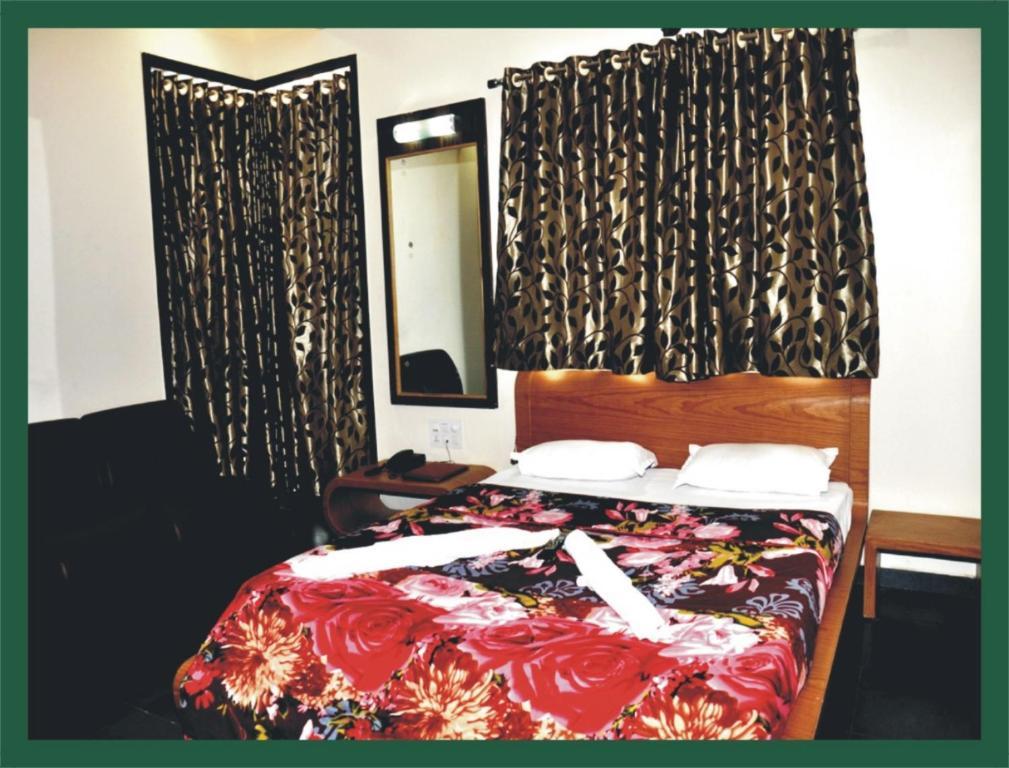 Hotel Shradha Saburi Palace Sirdi Szoba fotó